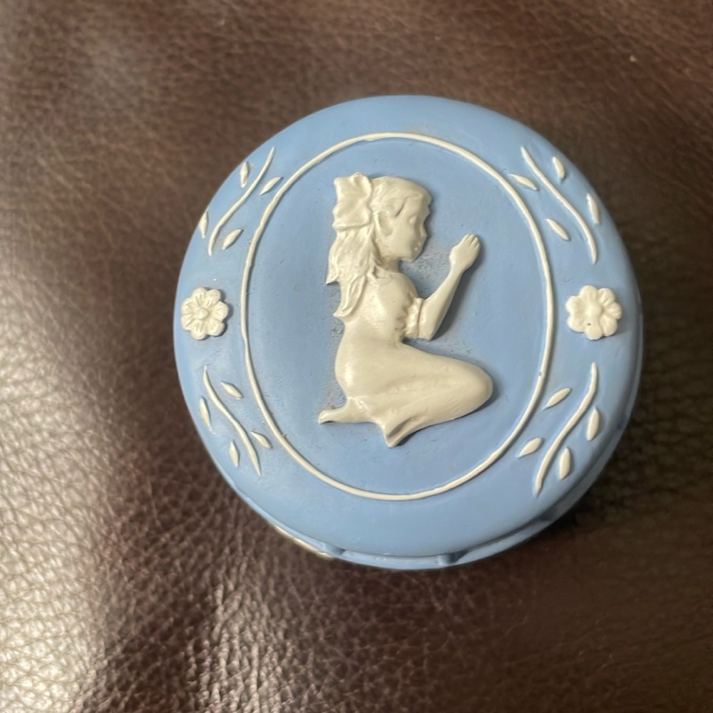 Rosary keepsake box. In like new condition. Blue and white. Lid comes off.